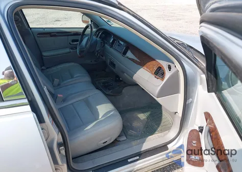 2002 Lincoln Town Car Signature z USA, uszkodzony, nr VIN 1LNHM82W92Y644152